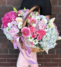 Цветочная композиция из Розы, Хризантемы, Пионы и Лизиантусы в корзине в Березовском Свердловской области