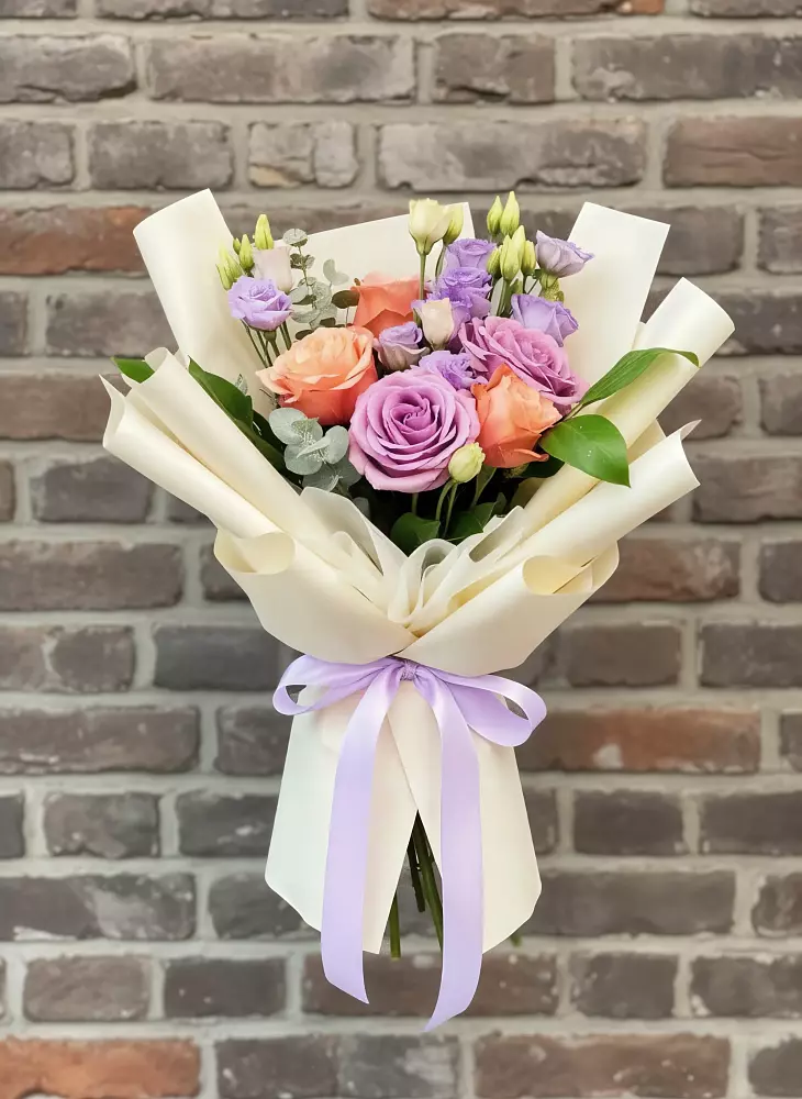 Букет цветов из: Лизиантусы и Розы в Березовском Свердловской области