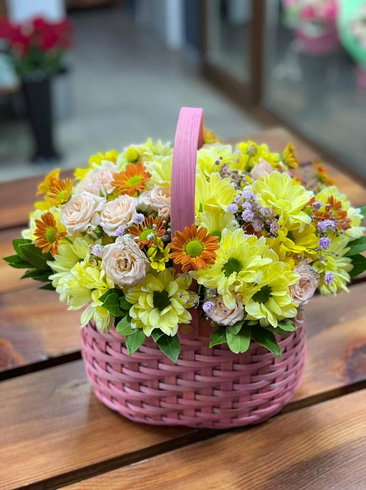 Цветочная композиция из Хризантемы и Розы в корзине в Березовском Свердловской области