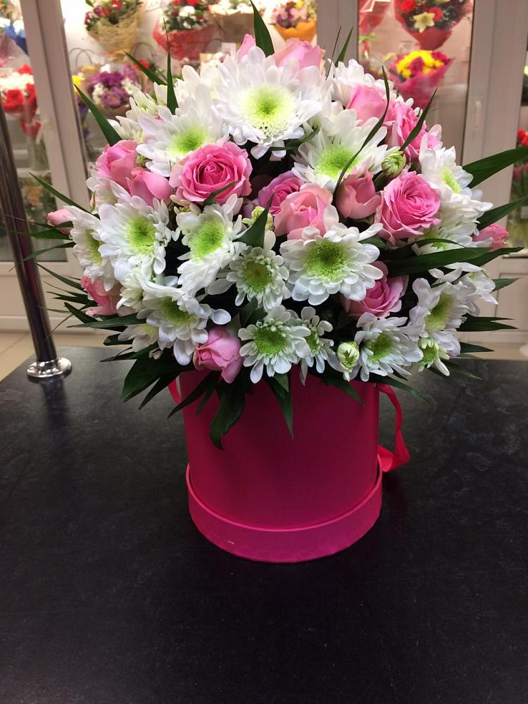 Цветочная композиция из Розы и Хризантемы в шляпной коробке в Березовском Свердловской области