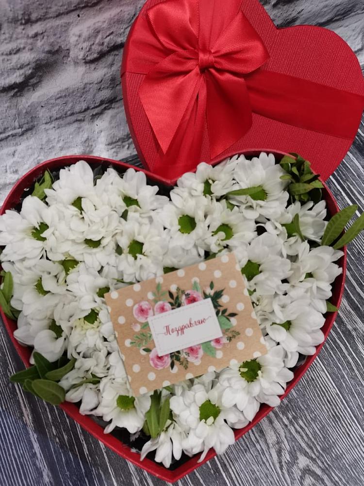 Цветочная композиция из Хризантемы в виде сердца в Березовском Свердловской области